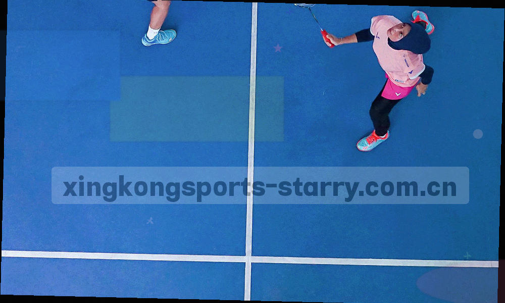 多块半透明设备屏幕以星轨连接，展示登录与栏目切换轨迹的抽象图形