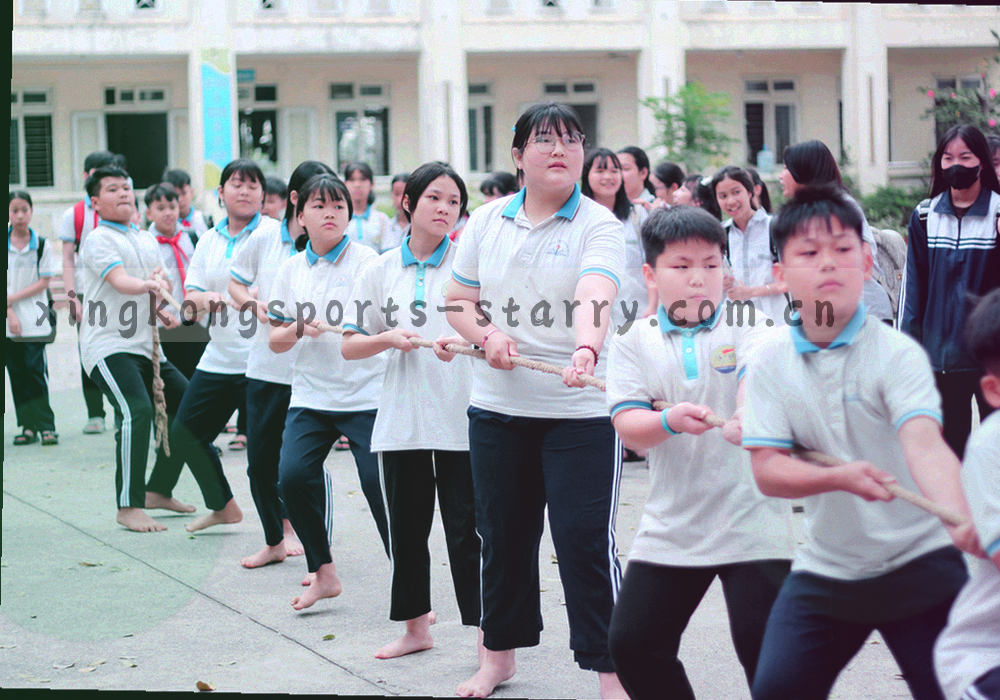 带时间轴、设备筛选标签和历史记录卡片的数据界面示意
